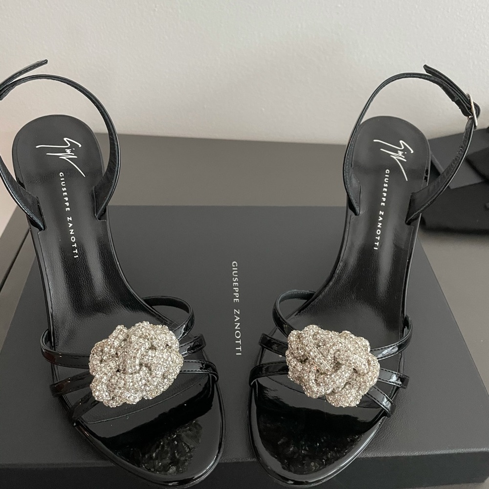 Giuseppe Zanotti NWT crystal embellished sandals
